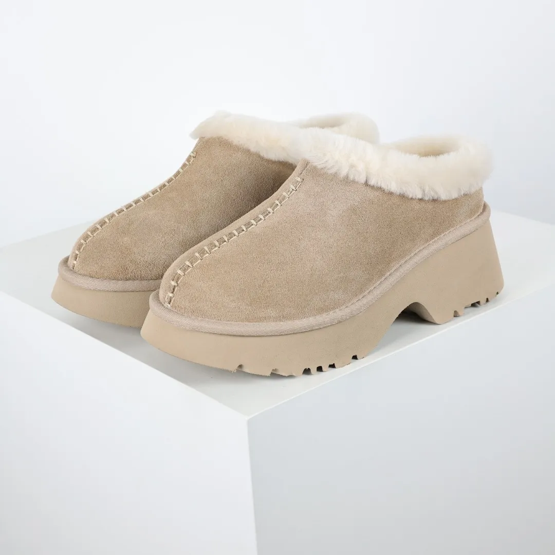 Pick up locally 💰560 Core recommended good price It is a very suitable choice for home use. In recent years, uug has launched a series of styles, which are partially geared towards the preferences of young consumers and have also moved to the forefront of fashion trends. Shoe body material: water-repellent coated suede upper, 17 mm UGGPURE™ implantable wool insole, lightweight non-slip and comfortable rubber outsole, with brand LOGO and trademark, with full packaging Size: 35 36 37 38 39 40